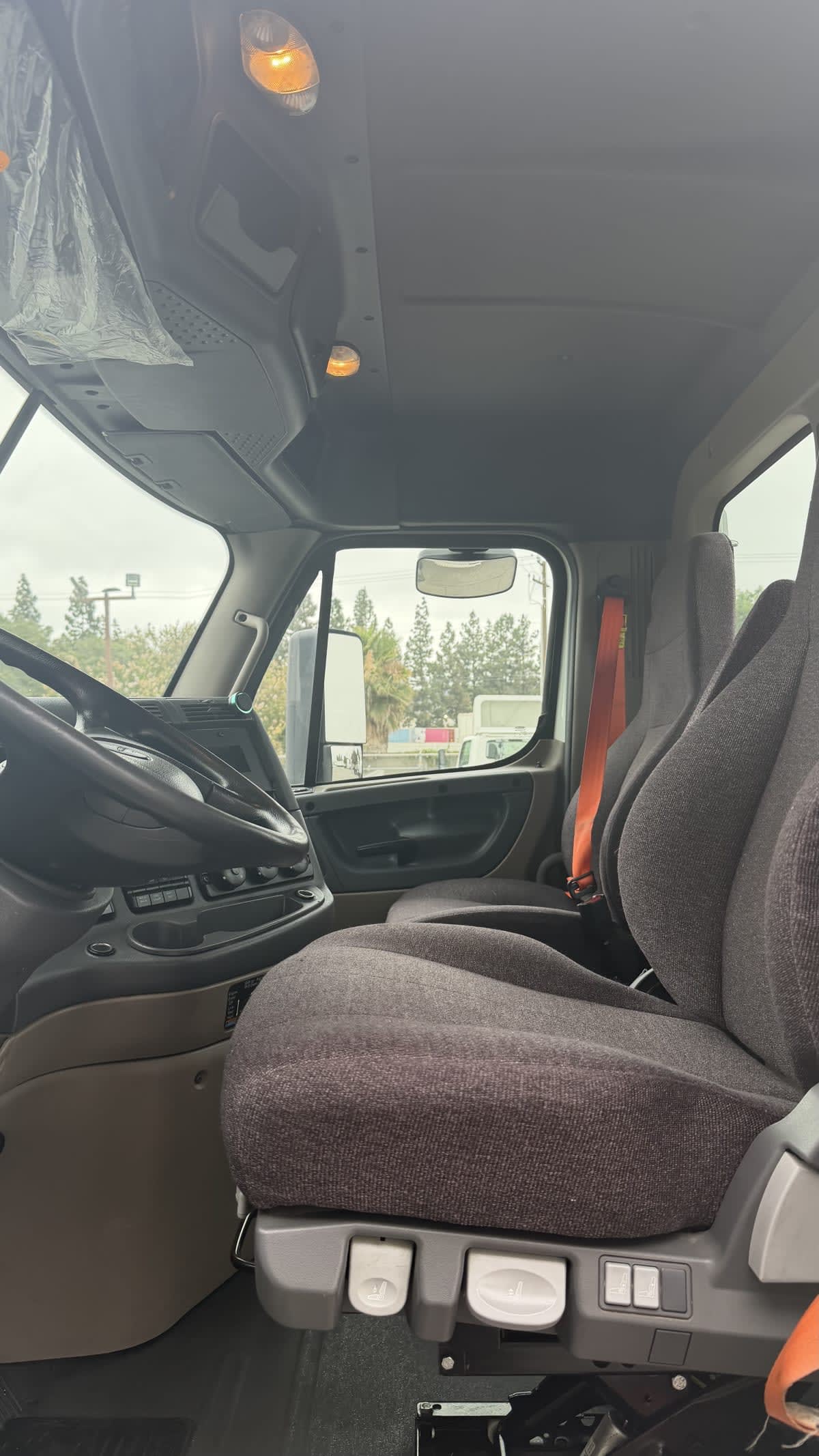 2020 Freightliner Cascadia in Pomona, CA — photo 7