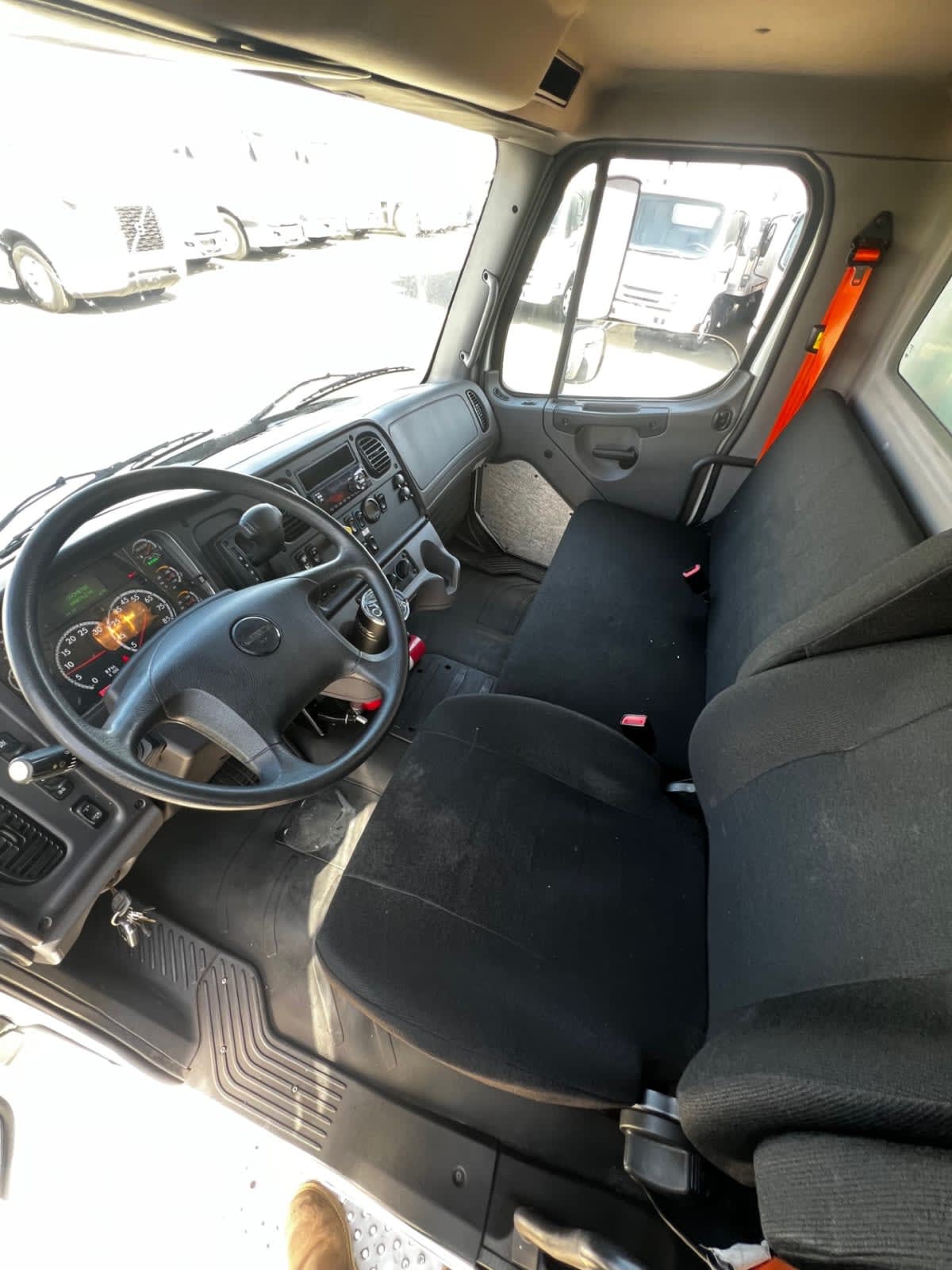 2020 Freightliner M2 106 898031