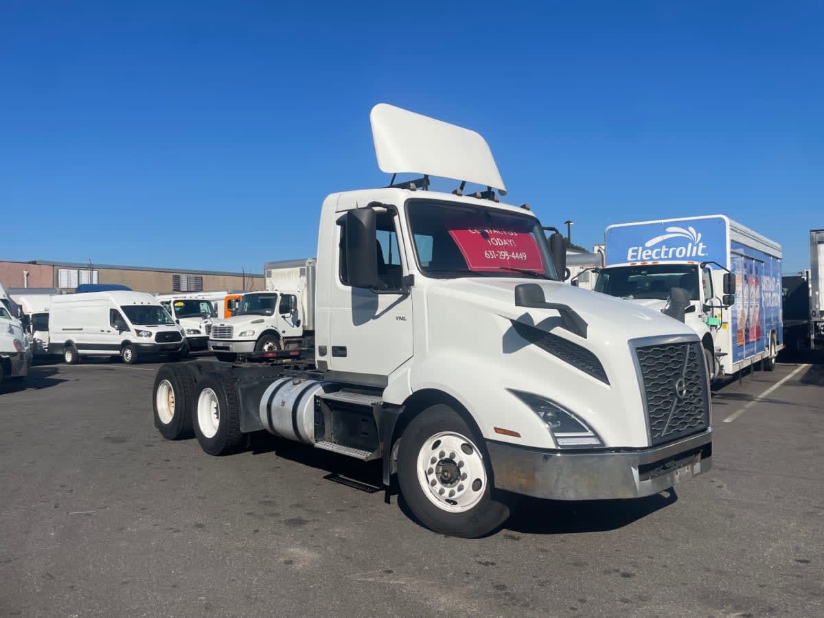 2019 Volvo - image 3