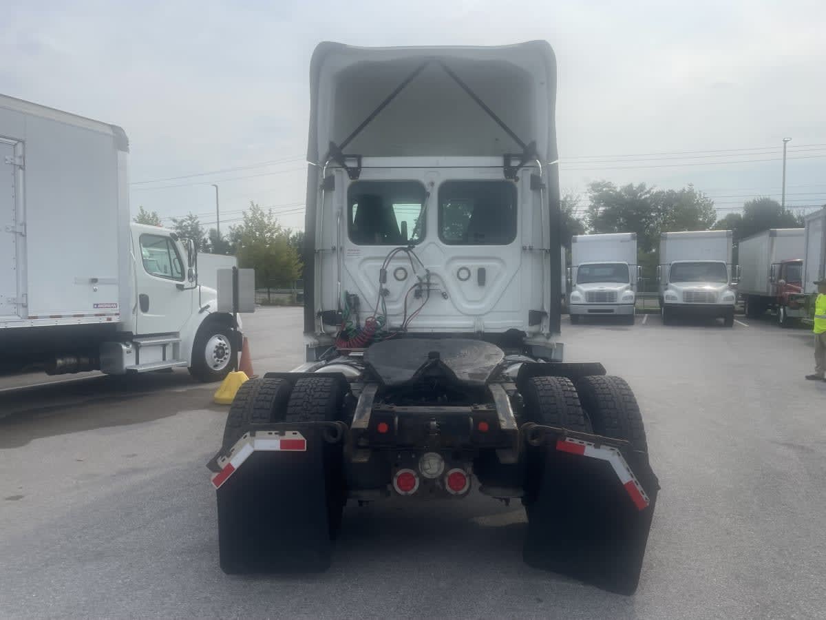 2020 Freightliner Cascadia in Beltsville, MD — photo 5