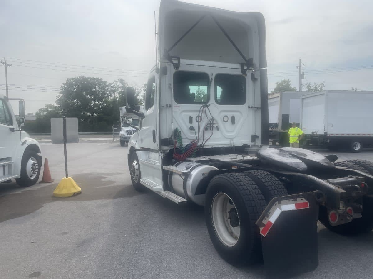 2020 Freightliner Cascadia in Beltsville, MD — photo 6