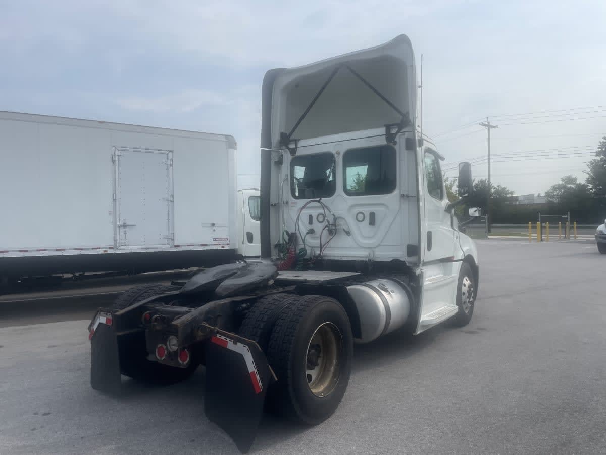 2020 Freightliner Cascadia in Beltsville, MD — photo 4