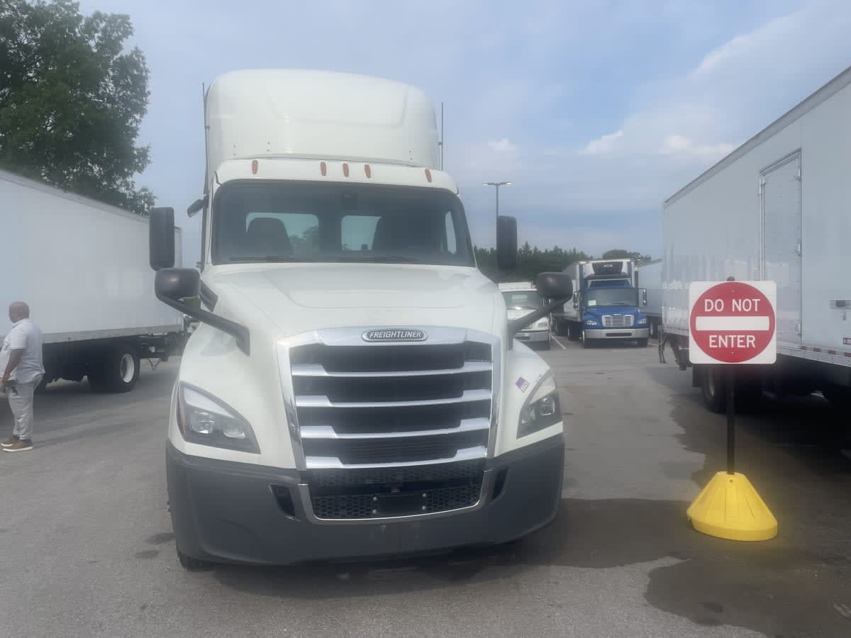 2020 Freightliner Cascadia in Beltsville, MD — photo 2