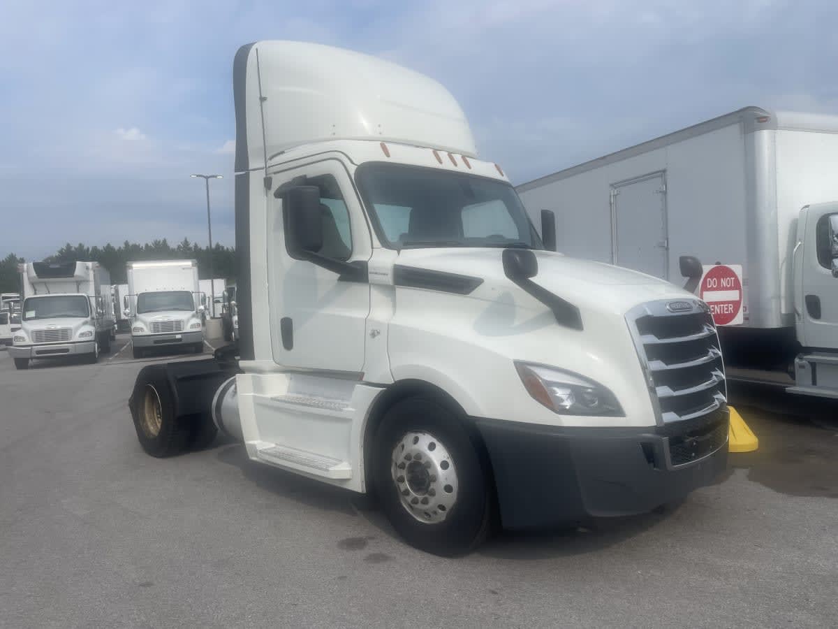 2020 Freightliner Cascadia in Beltsville, MD — photo 3