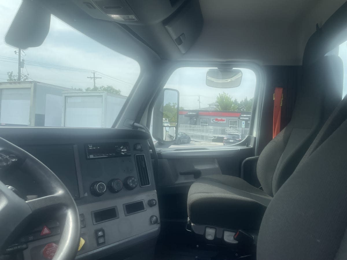 2020 Freightliner Cascadia in Beltsville, MD — photo 7