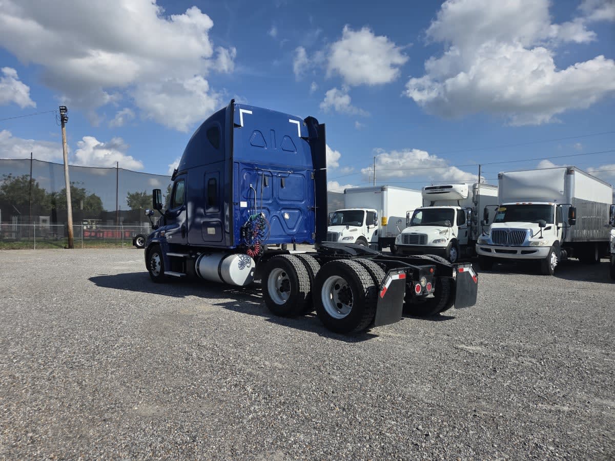 2020 Freightliner Cascadia in St. Rose, LA — photo 6