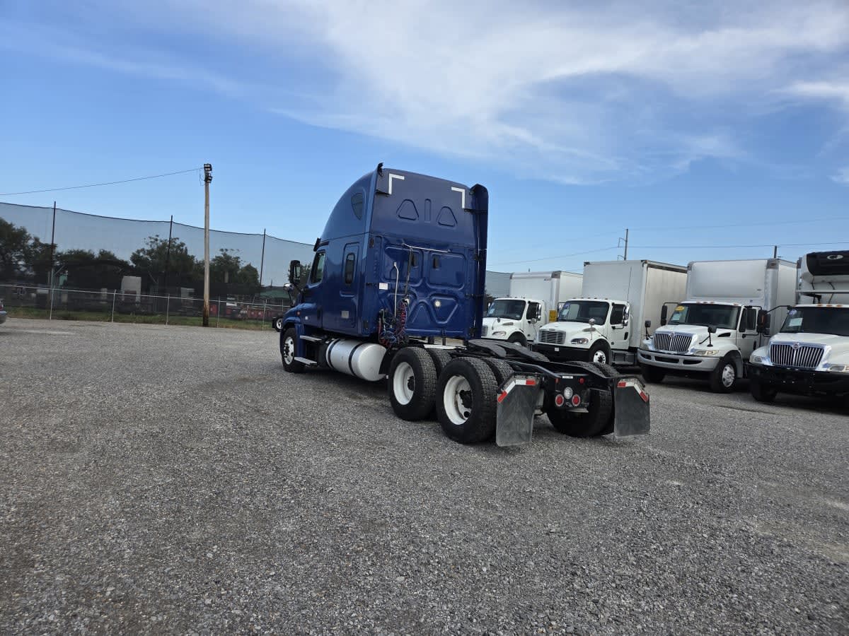 2020 Freightliner Cascadia in St. Rose, LA — photo 6