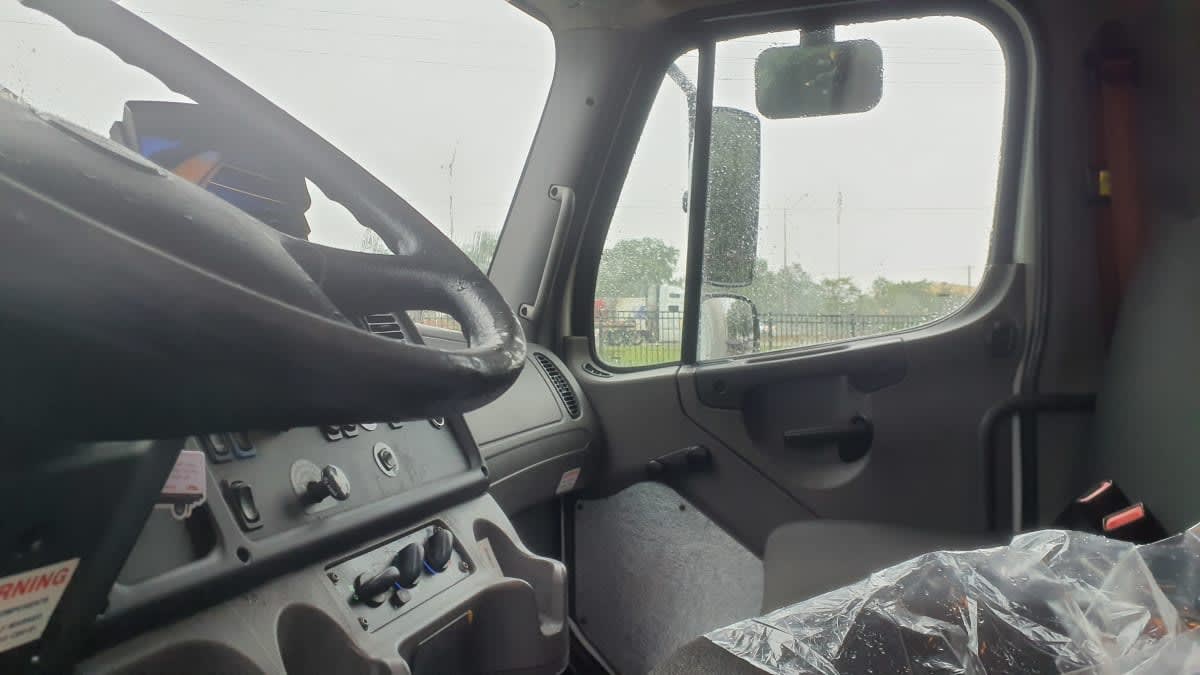 2020 Freightliner/Mercedes M2 106 898627