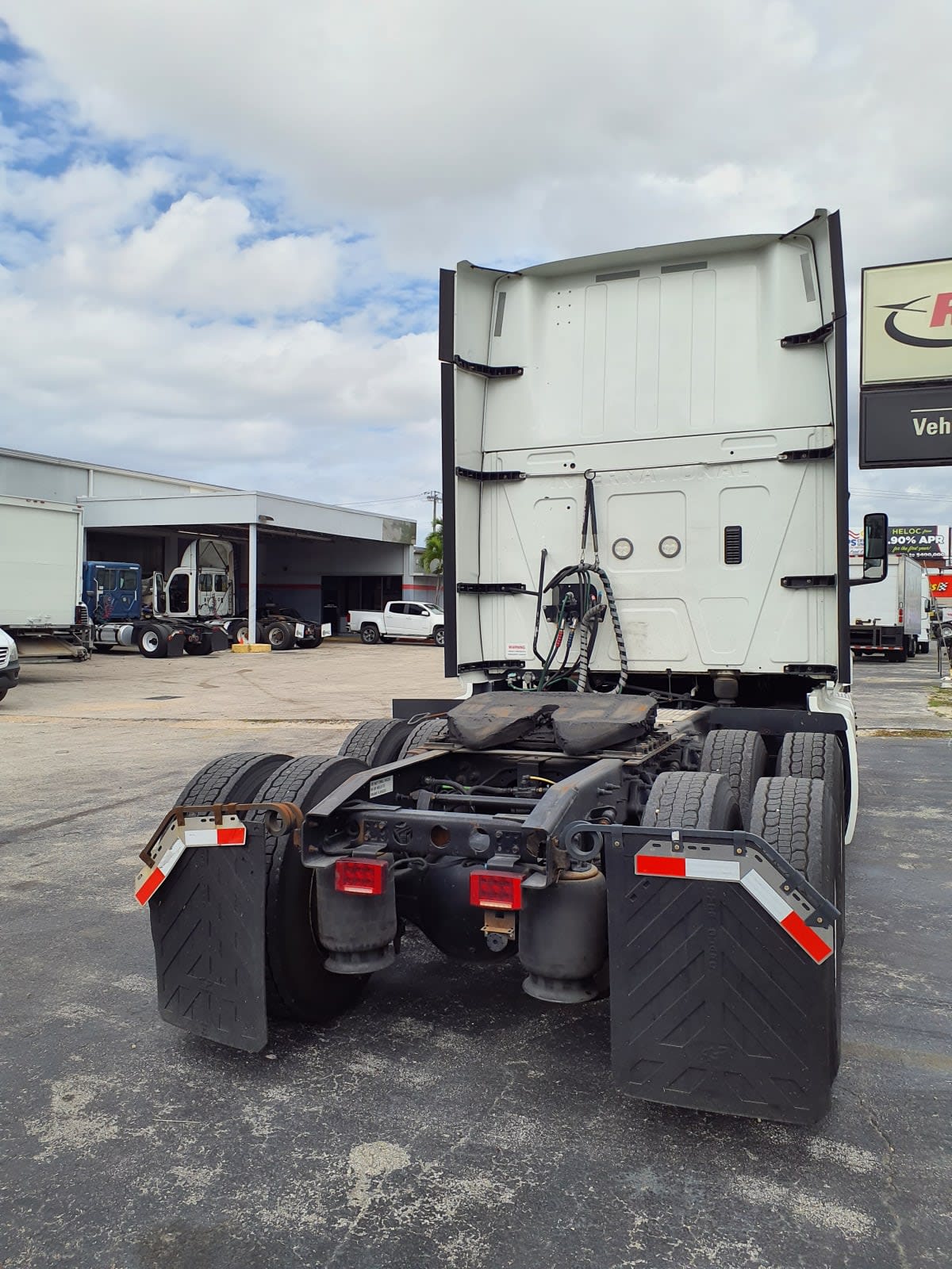 2019 International - image 5