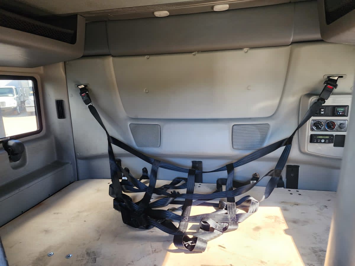 2019 International - image 8