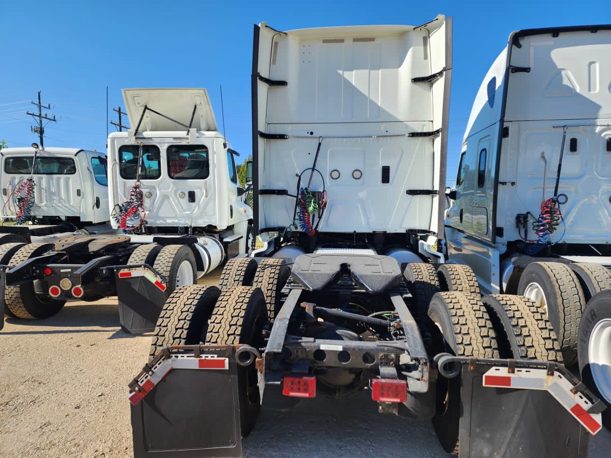 2019 International - image 5