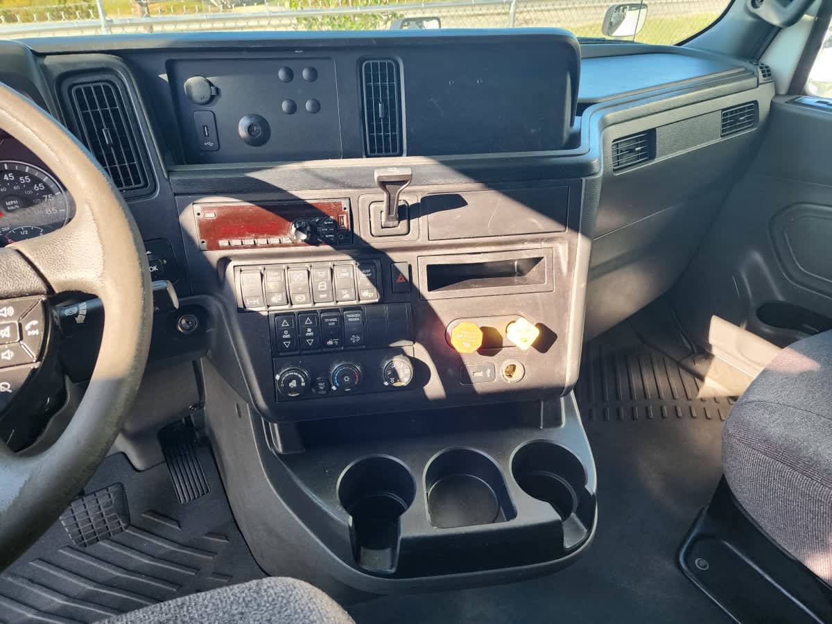 2019 International - image 9