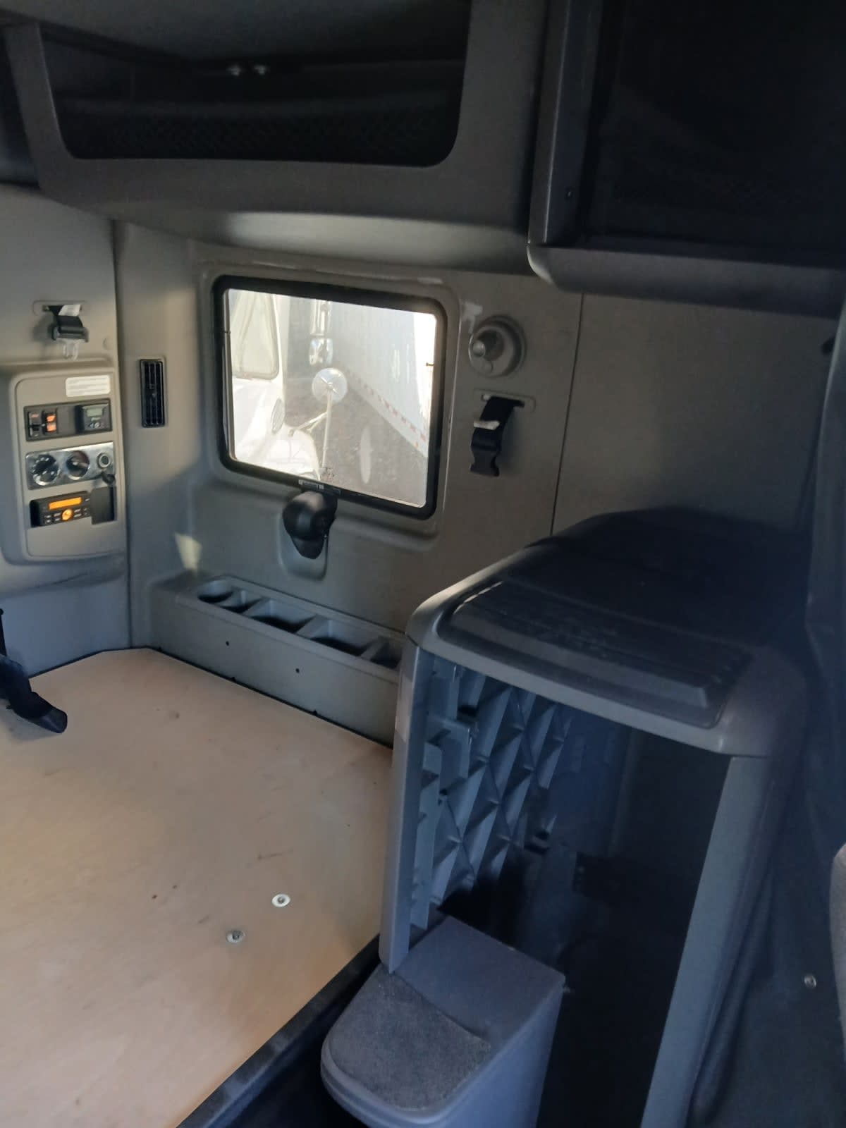 2019 International - image 16