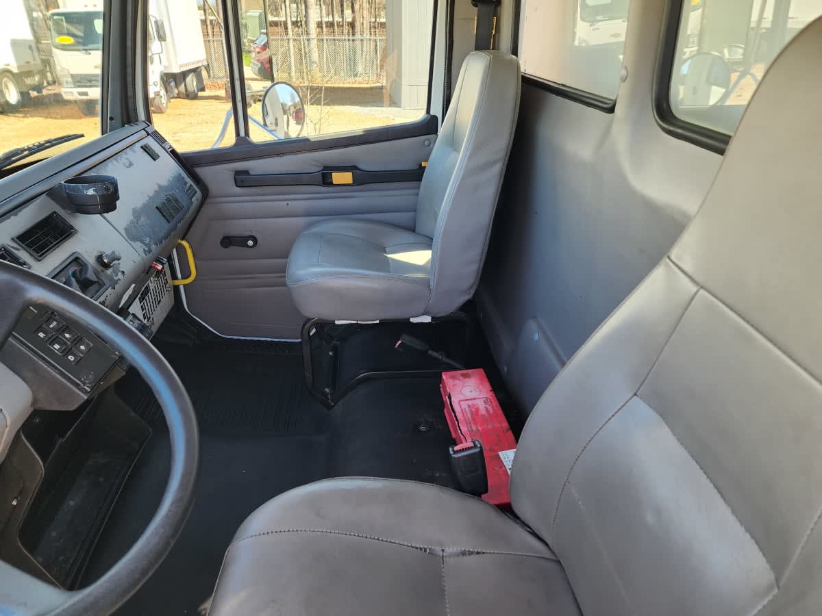 2004 Freightliner/Mercedes FL70 971574