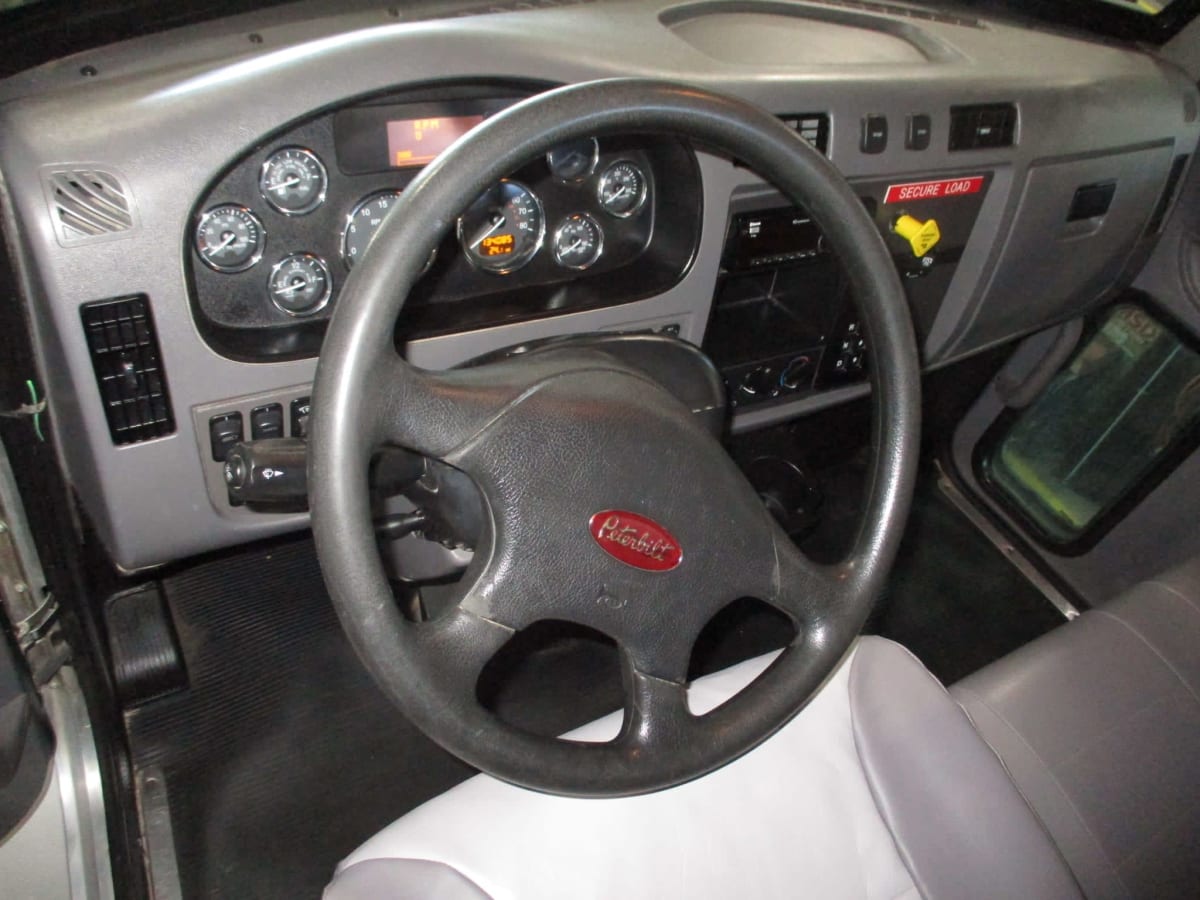 2016 Peterbilt 337 996775