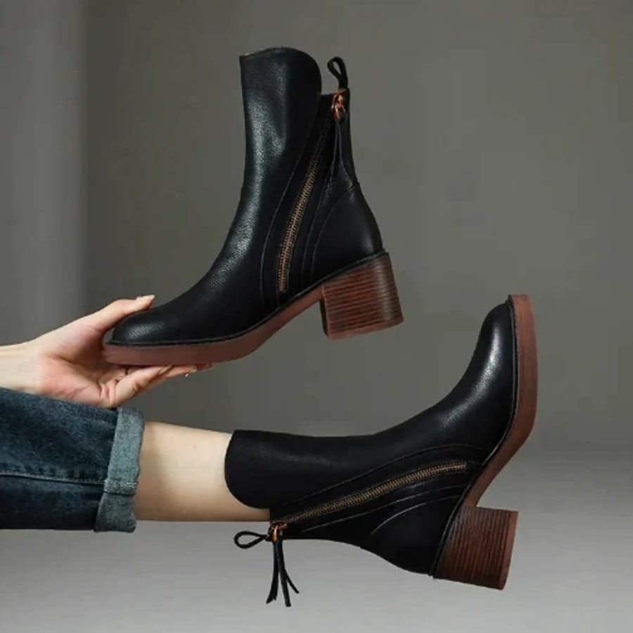 Nerissa Leather Pointed Toe Heeled Boots in Schwarz