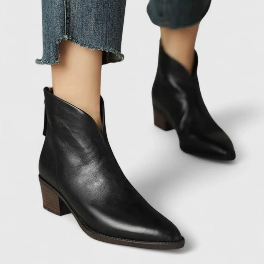 Xenia V Cut Pointed Toe Heeled Boots in Schwarz