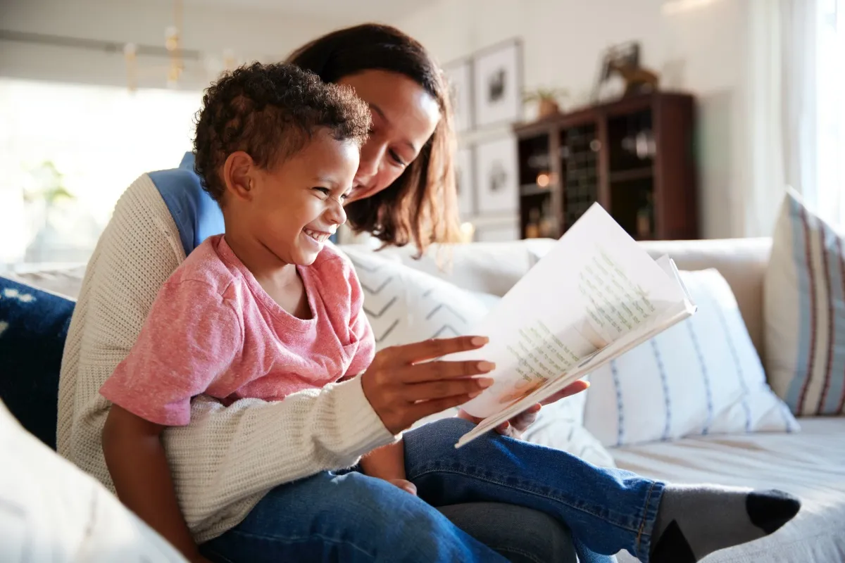 Parent telling a story to her kid