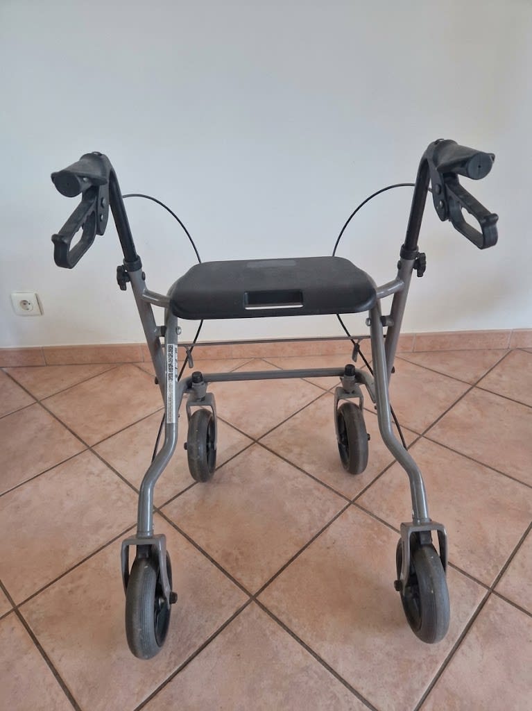 Déambulateur rollator 4 roues avec siège et freins