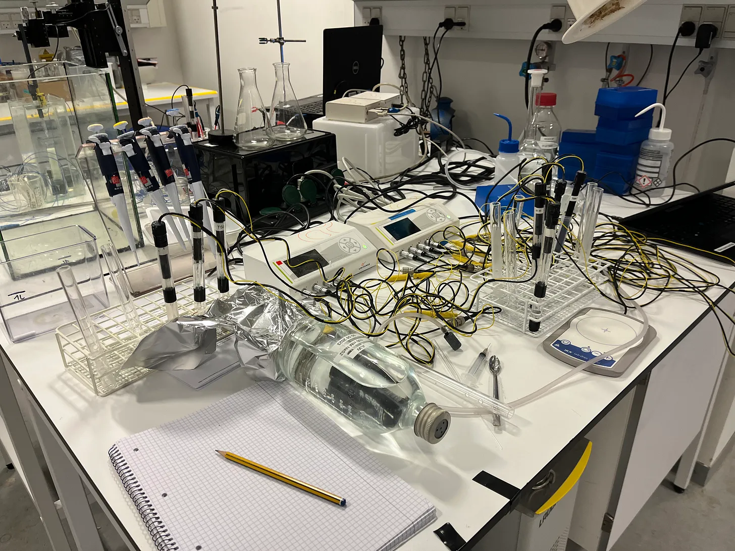 Laboratory equipment and electrical probes used to measure cable bacteria.