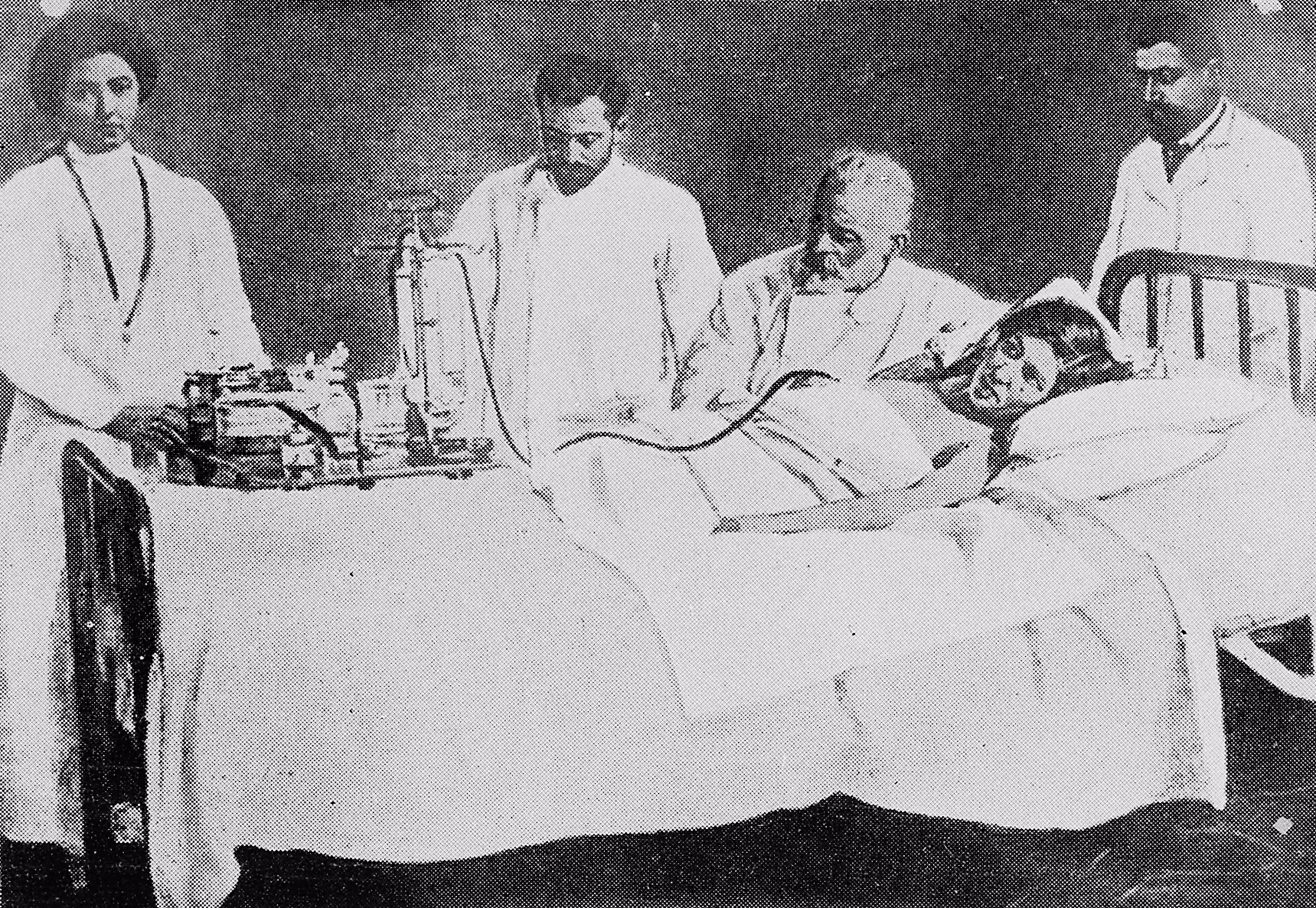 Carlo Forlanini administers an artificial pneumothorax.