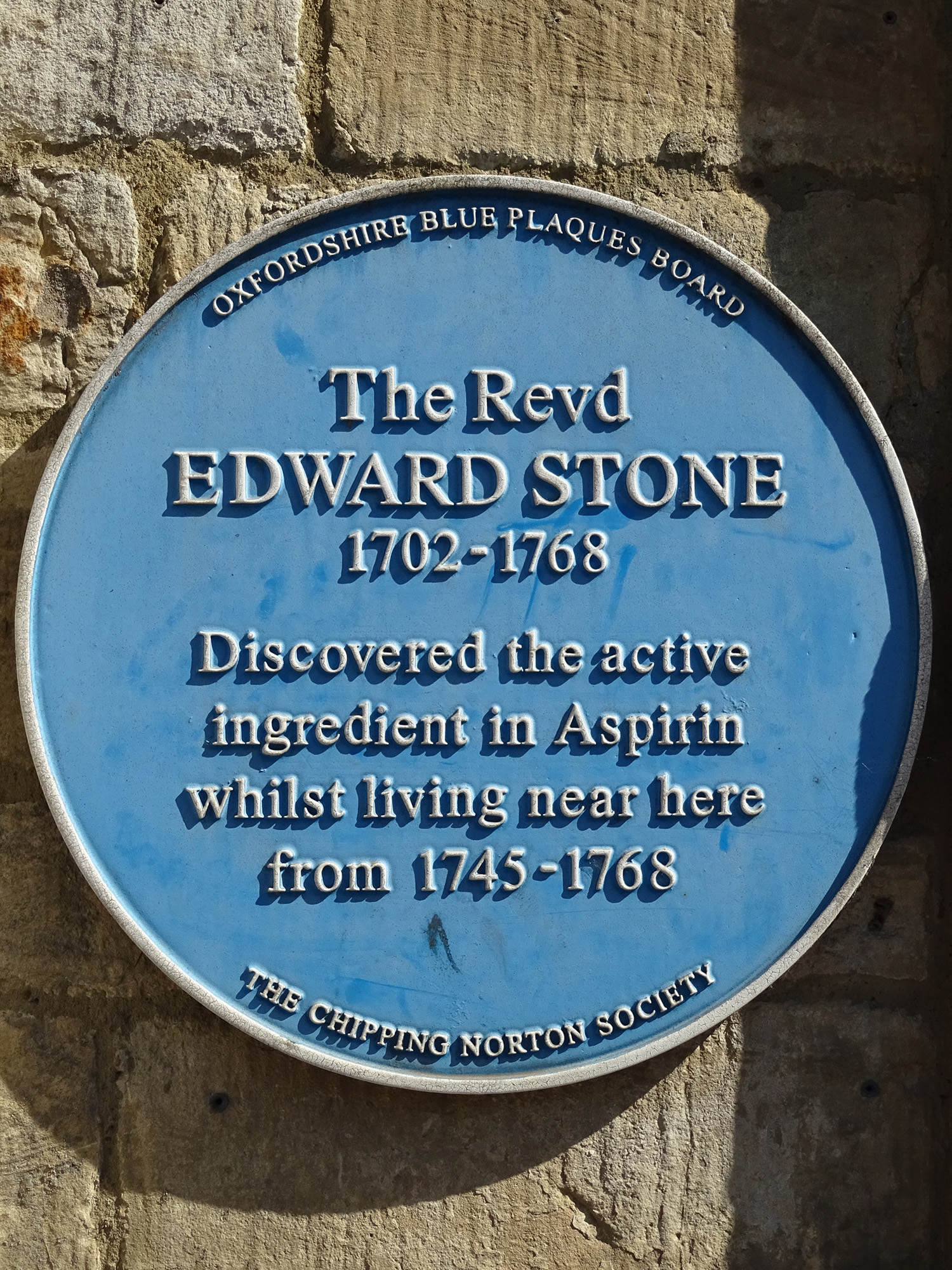 A plaque in Oxfordshire commemorating Reverend Edward Stone's discovery.