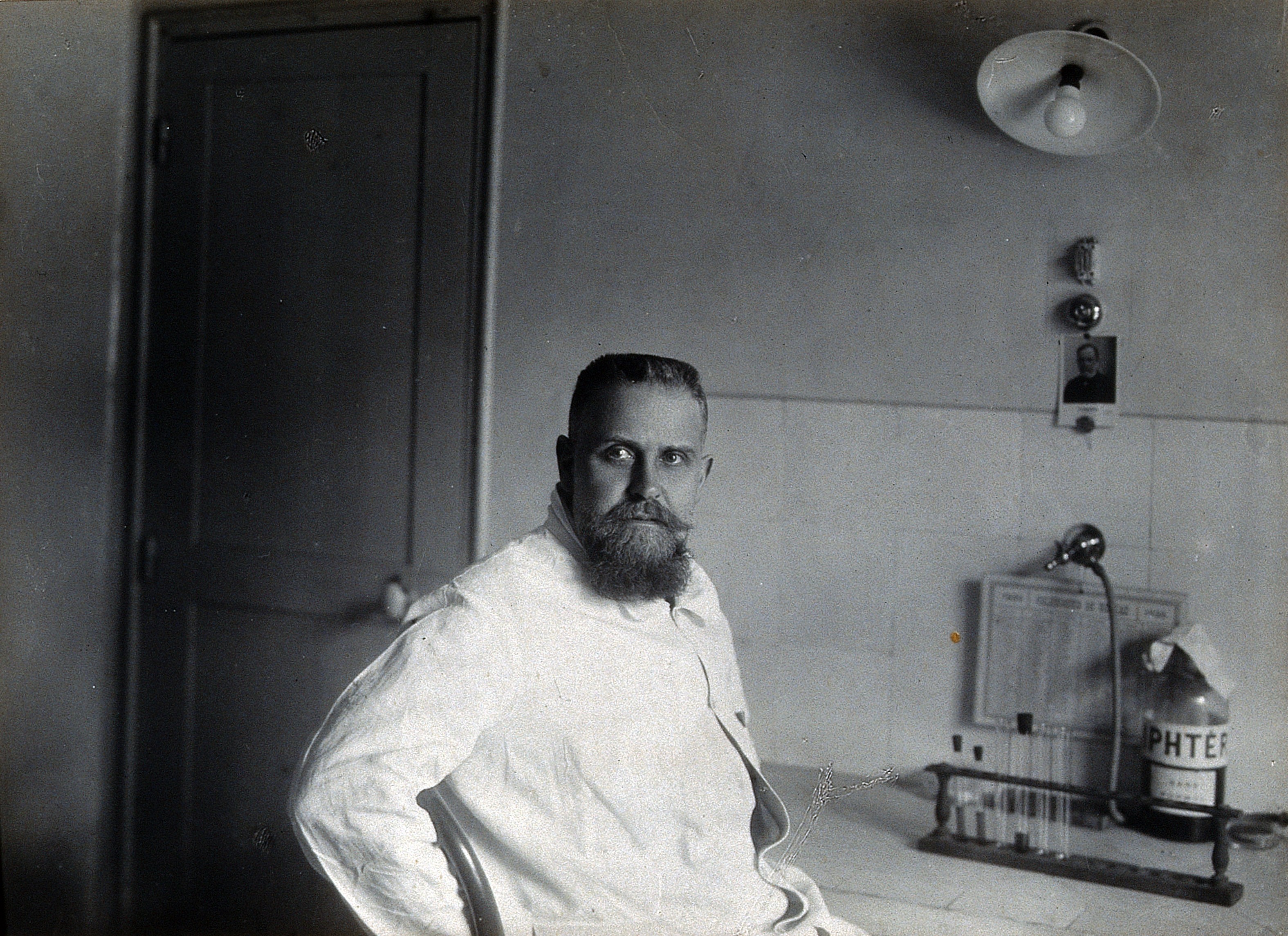 A photograph of Gaston Ramon in his laboratory at the Institut Pasteur (1932).