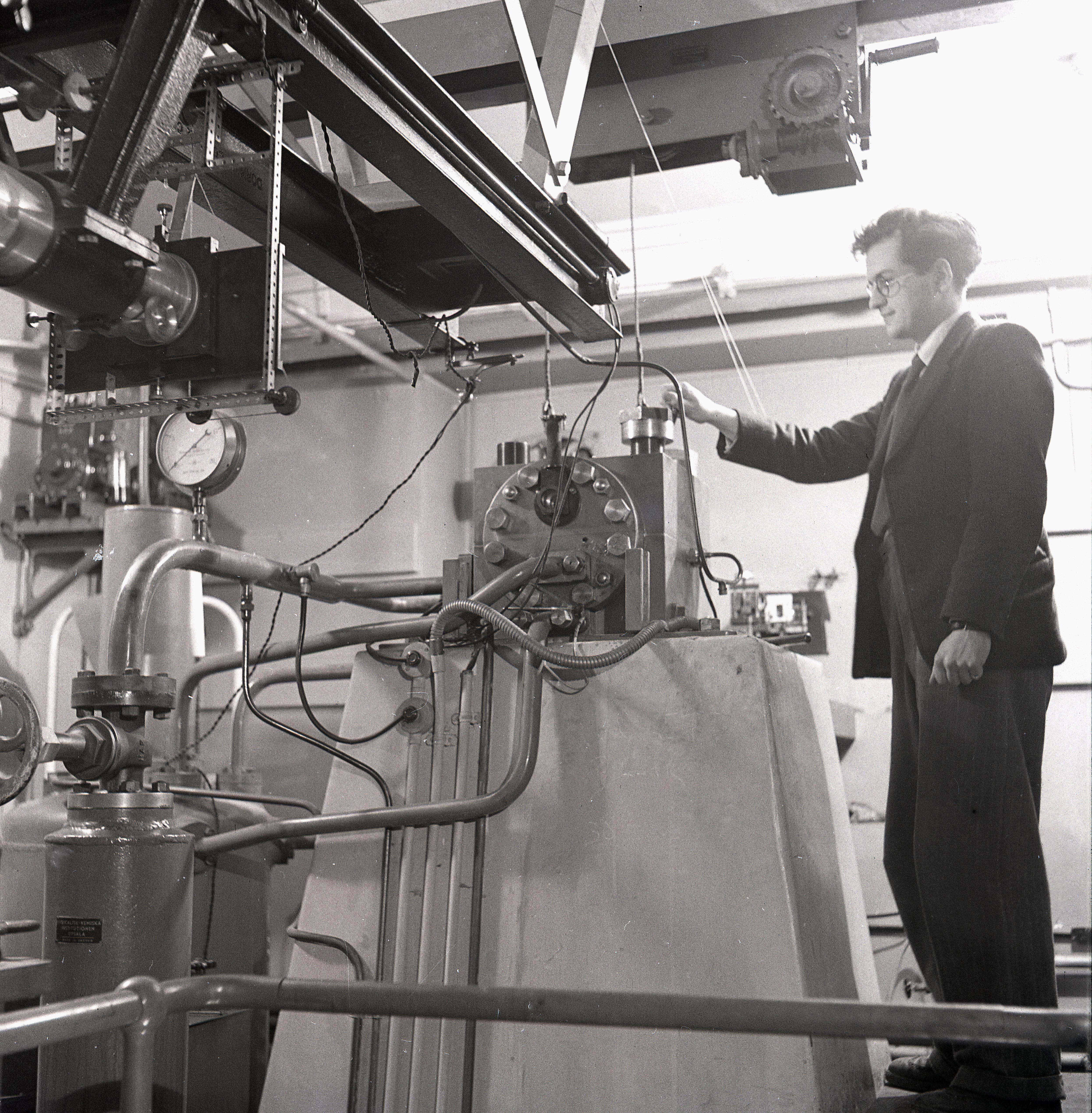 An Oxford biochemist uses an ultracentrifuge machine (ca. 1950s).