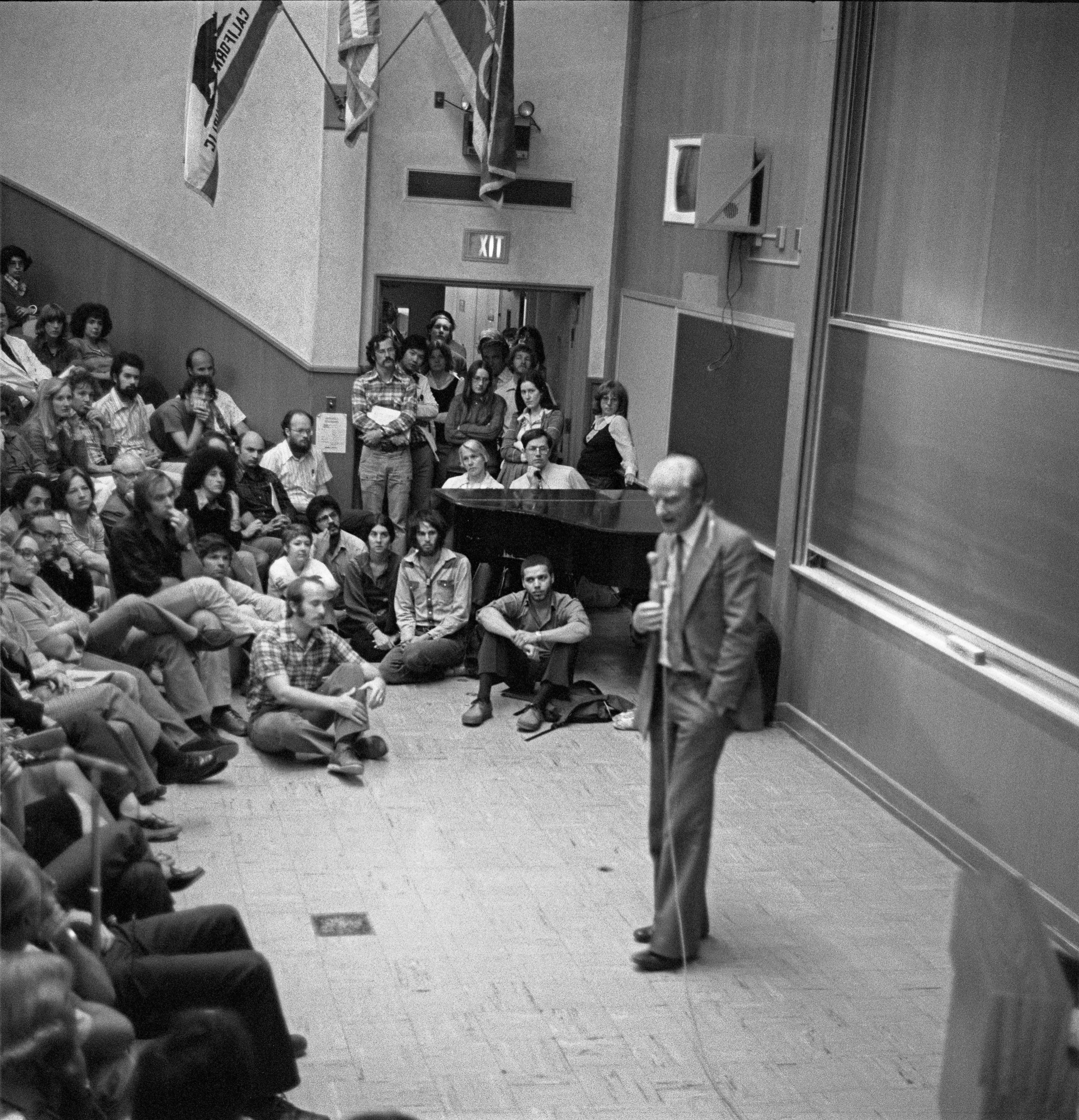 Francis Crick lecturing American students in 1977.