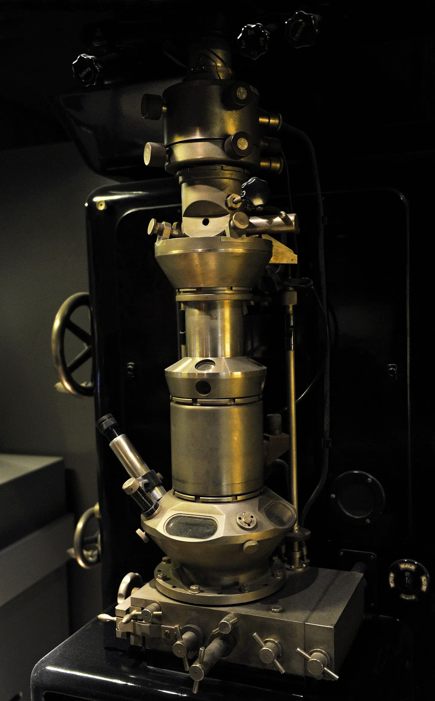 First serially produced electron microscope by Siemens