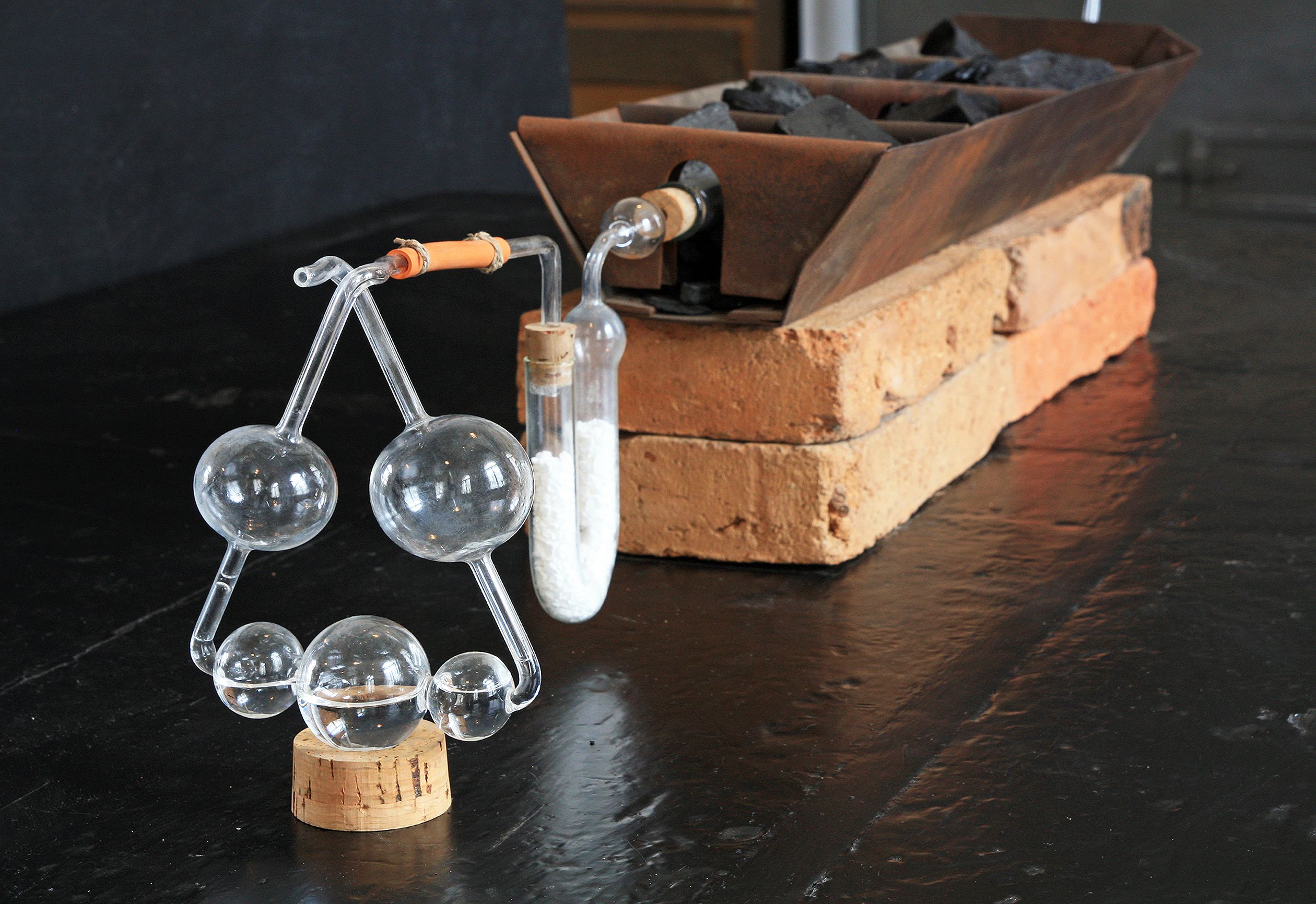 A kaliapparat, with its characteristic five spheres