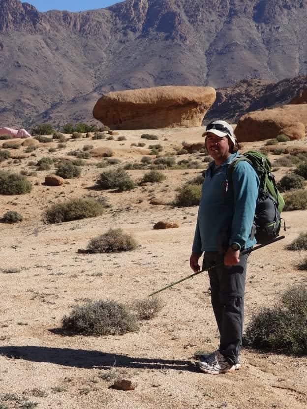 Mohamed Ait Tadrart en tenue de guide sur un sentier de montagne