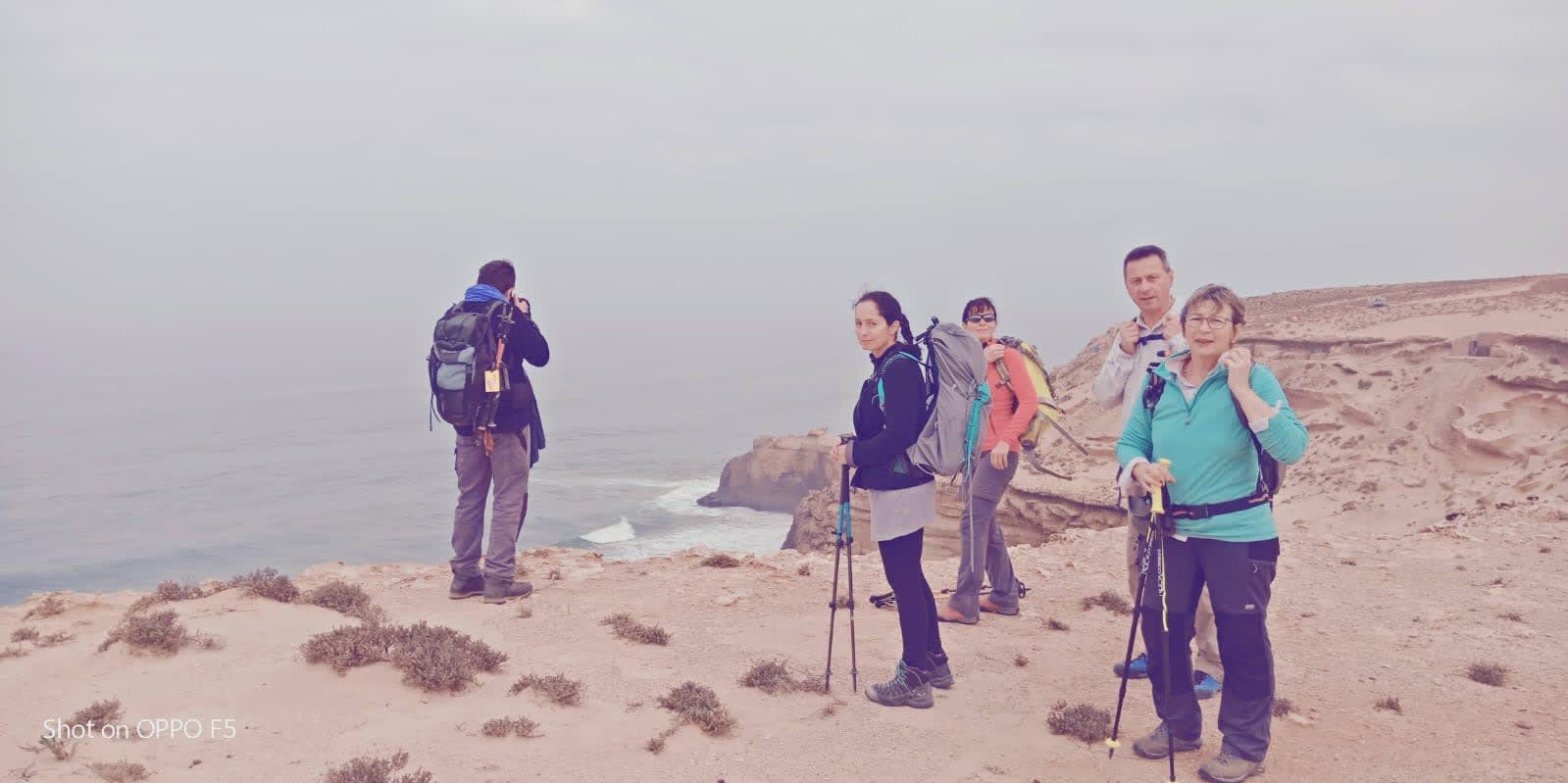 Groupe de randonneurs sur les falaises de la côte Atlantique près d’Essaouira