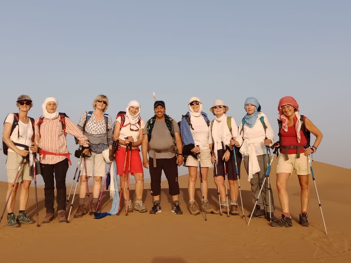 Groupe de randonneurs réuni sur les dunes de la vallée du Draa