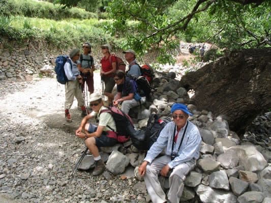 Groupe de randonneurs sur un sentier du massif du Toubkal