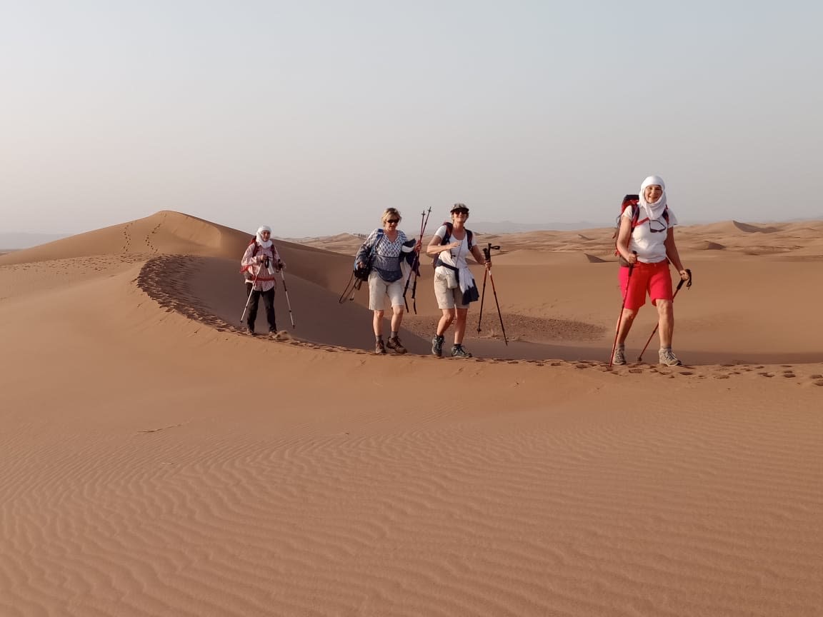 Randonneuses traversant les grandes dunes de Chegaga