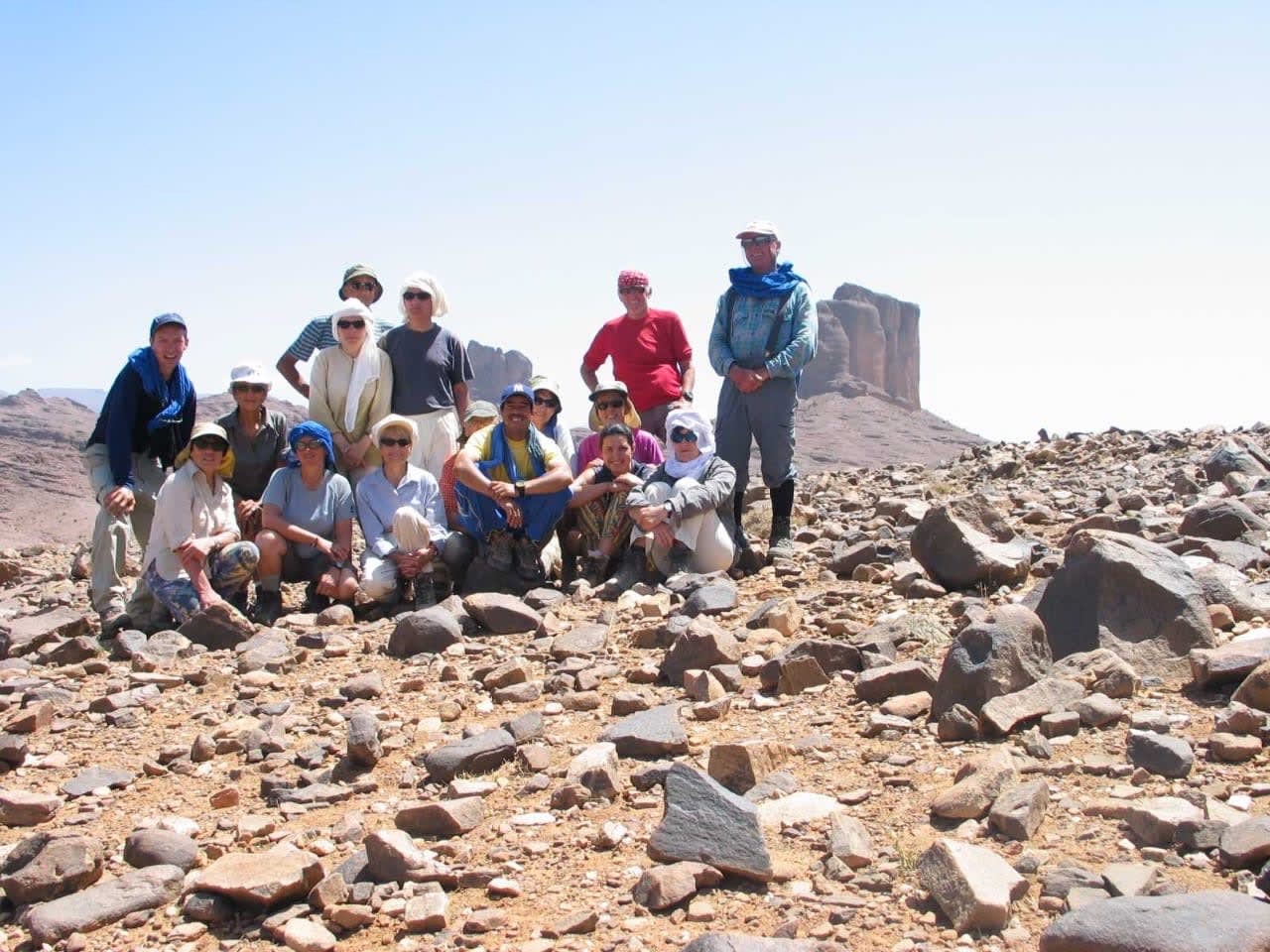 Groupe de randonneurs dans le paysage minéral du Jbel Saghro