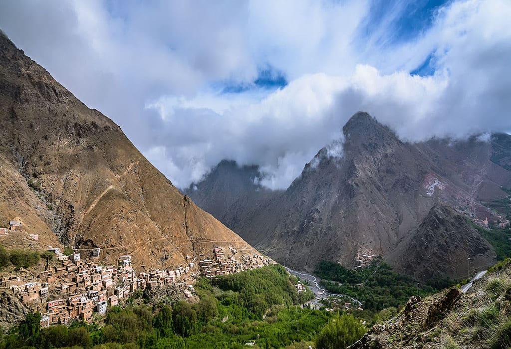 Village berbère au pied des sommets nuageux du Haut Atlas