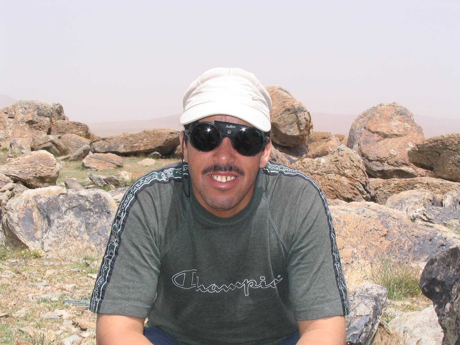 Portrait de Mohamed Ait Tadrart dans les montagnes marocaines