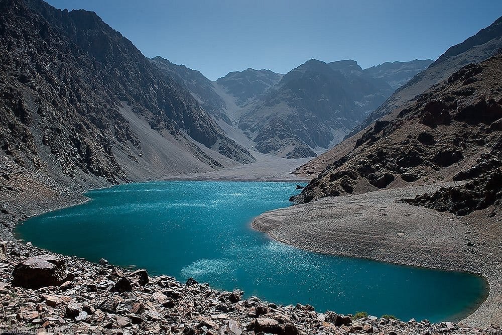 Lac d’Ifni aux eaux turquoise sur l’itinéraire de la grande traversée de l’Atlas