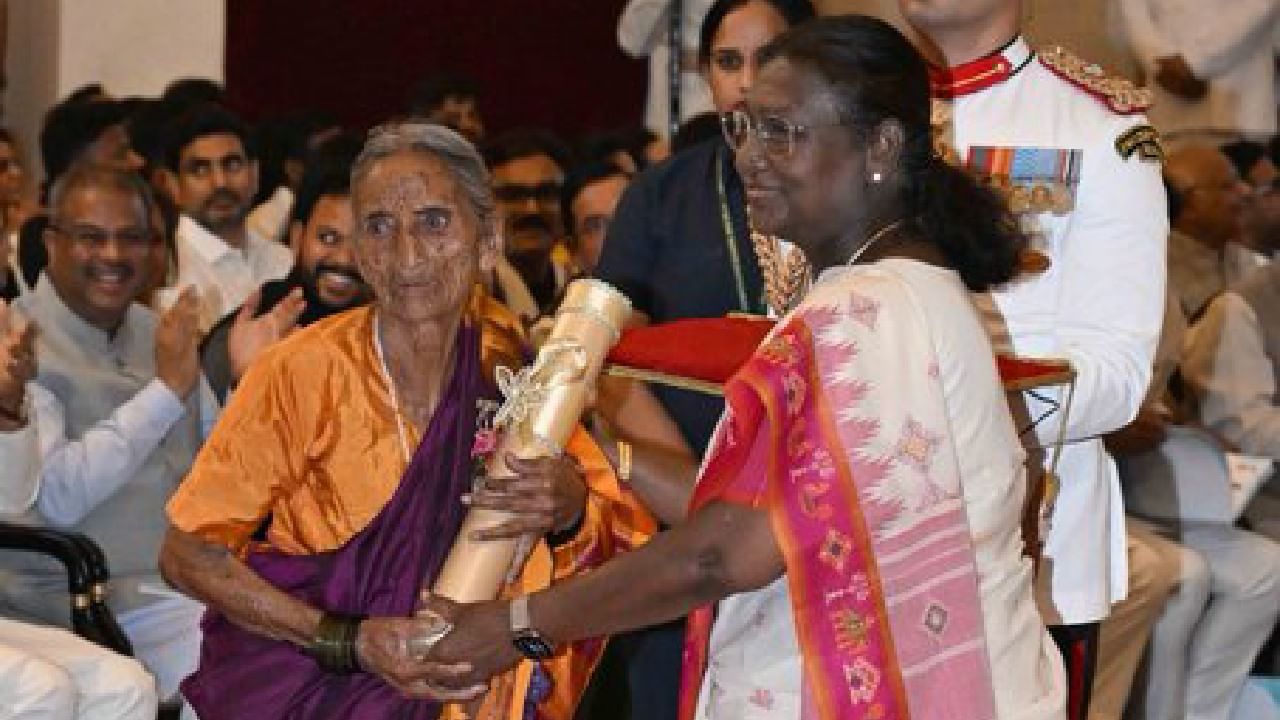 ಕೊಪ್ಪಳದ 96 ವರ್ಷದ ಭೀಮವ್ವ ಶಿಳ್ಳೆಕ್ಯಾತರ: ರಾಷ್ಟ್ರಪತಿಯಿಂದ ಪದ್ಮಶ್ರೀ ಪ್ರಶಸ್ತಿ ಕೊಪ್ಪಳದ 96 ವರ್ಷದ ಭೀಮವ್ವ ಶಿಳ್ಳೆಕ್ಯಾತರ: ರಾಷ್ಟ್ರಪತಿಯಿಂದ ಪದ್ಮಶ್ರೀ ಪ್ರಶಸ್ತಿ