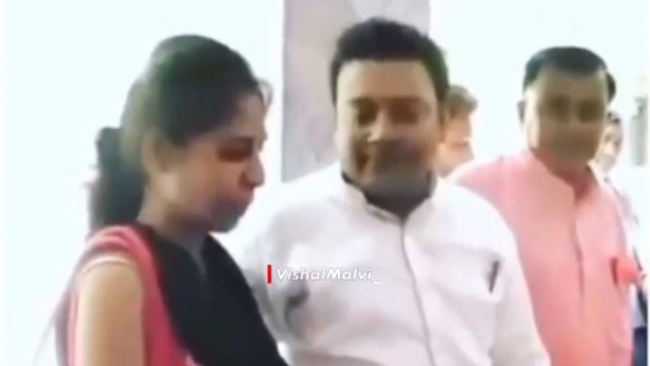 Viral Video: ಡಿವೋರ್ಸ್ ಕೇಳಿದ್ದ ಪತ್ನಿ ಮುಂದೆ ಹಾಡು ಹಾಡಿ ಆಕೆಯ ಮನವೊಲಿಸಿದ ಪತಿರಾಯ, ವಿಡಿಯೋ ವೈರಲ್ Viral Video: ಡಿವೋರ್ಸ್ ಕೇಳಿದ್ದ ಪತ್ನಿ ಮುಂದೆ ಹಾಡು ಹಾಡಿ ಆಕೆಯ ಮನವೊಲಿಸಿದ ಪತಿರಾಯ, ವಿಡಿಯೋ ವೈರಲ್