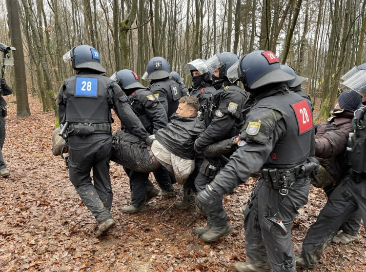 Die Hessische Landespolizei bei der Räumung des Dannenröder Forstes im Dezember 2020.<br>