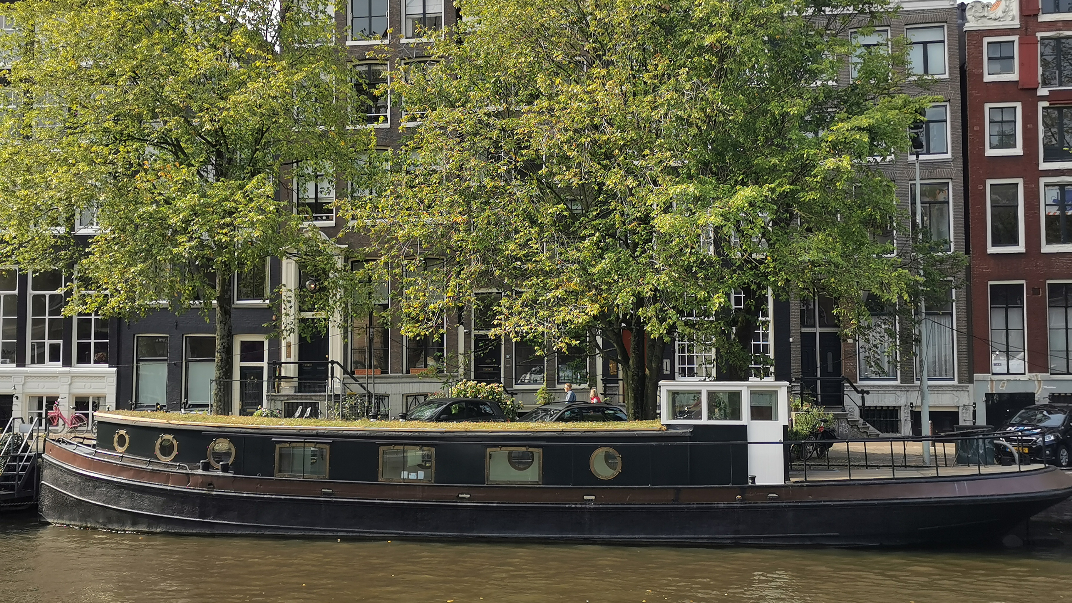 Kluge Wasserführung und Grün reduziert Hitze und Starkregenfolgen. Hier: Dachbegrünung - auf einem Boot in Amsterdam.