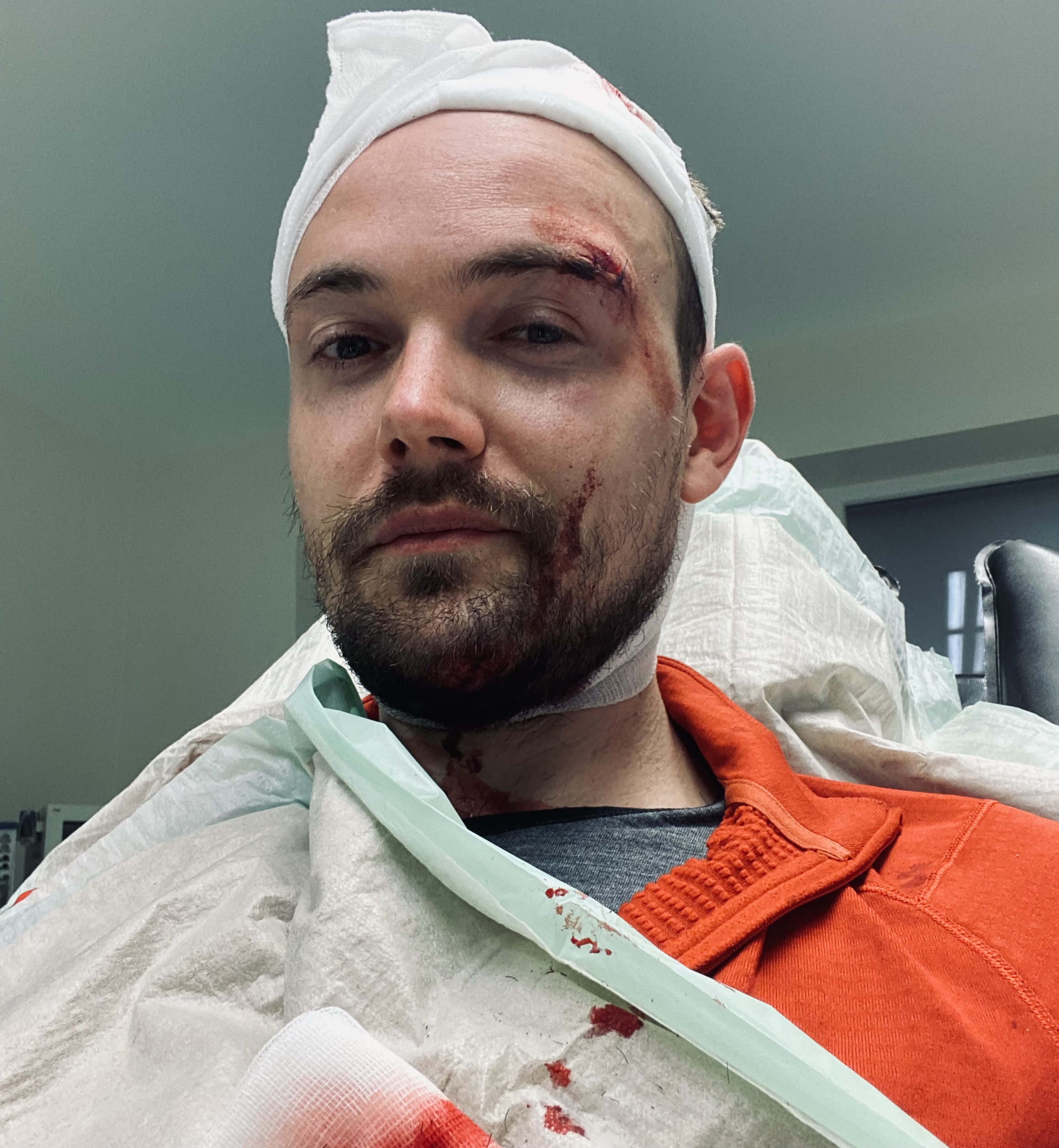 Ich lag sehr verwirrt auf der Straße. Sehr nette Helfer haben sofort einen Krankenwagen gerufen.