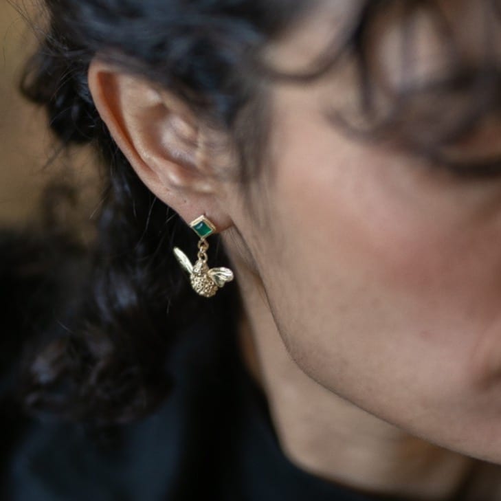 דבורה — עגילי עין ירוקה