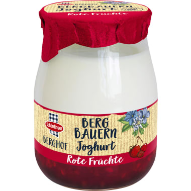 Schärdinger Bergbauern Joghurt auf Roten Früchten Glas