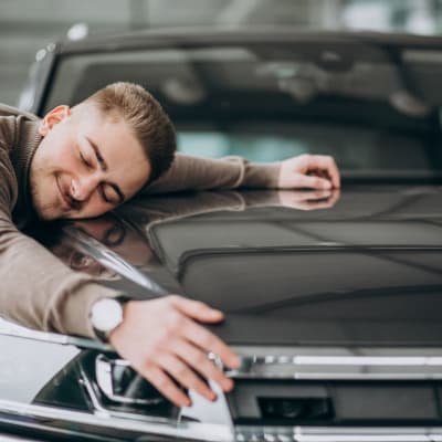 ¿Qué determina el precio del seguro de autos?