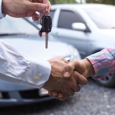 ¿Qué pasa con mi seguro de auto si lo vendo?
