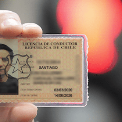 Cómo obtener la licencia de conducir en Chile siendo extranjero y por qué es importante contratar un seguro de auto con SafeLemon